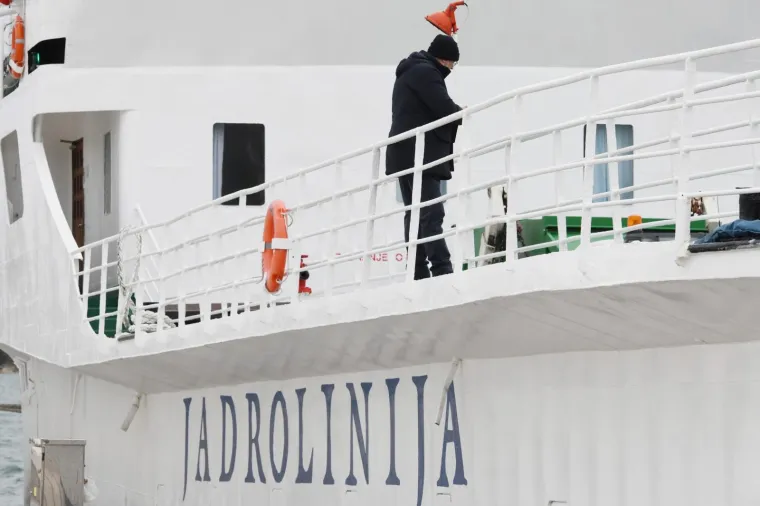 &Scaron;ibenik: Opro&scaron;taj od kapetana Ante Mrvice u &scaron;ibenskoj luci uz sirene brodova Jadrolinije