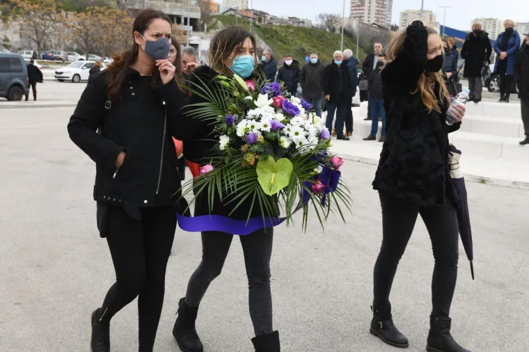 &Scaron;ibenik: Opro&scaron;taj od kapetana Ante Mrvice u &scaron;ibenskoj luci uz sirene brodova Jadrolinije