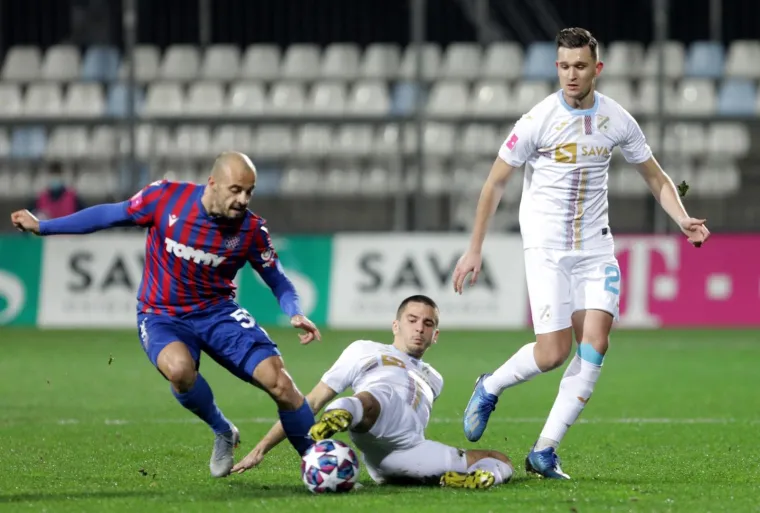 [FOTO] HAJDUK I RIJEKA U ŽESTOKOJ BORBI NA RUJEVICI: U ovom Jadranskom derbiju ulozi su stvarno veliki