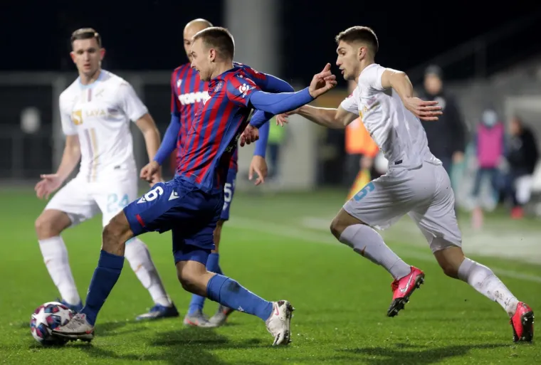 [FOTO] HAJDUK I RIJEKA U ŽESTOKOJ BORBI NA RUJEVICI: U ovom Jadranskom derbiju ulozi su stvarno veliki