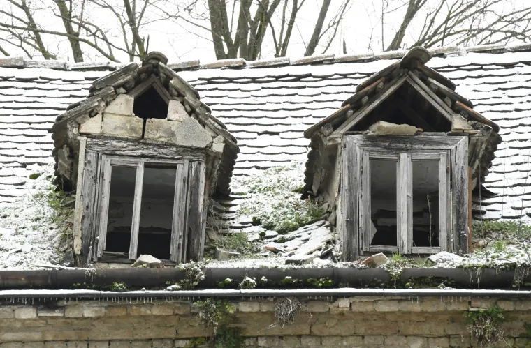 Snijeg pokrio 'ranjene' Sisačke krovove