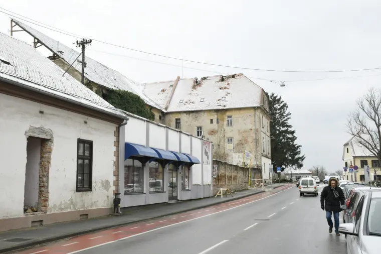 Snijeg pokrio 'ranjene' Sisačke krovove