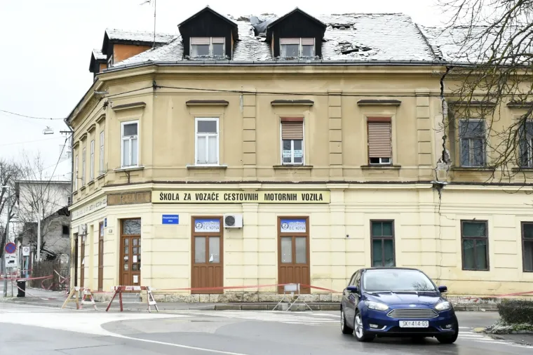 Snijeg pokrio 'ranjene' Sisačke krovove