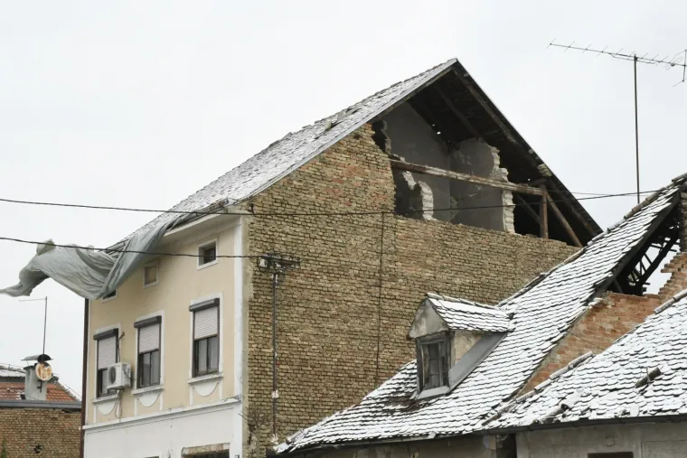 Snijeg pokrio 'ranjene' Sisačke krovove