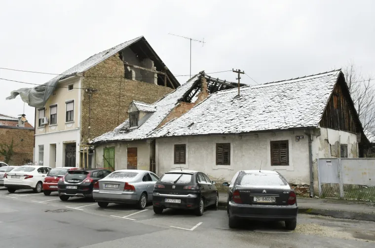 Snijeg pokrio 'ranjene' Sisačke krovove