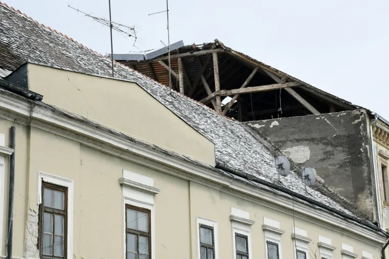 Snijeg pokrio 'ranjene' Sisačke krovove