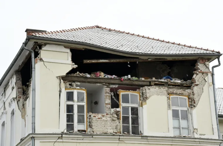 Snijeg pokrio 'ranjene' Sisačke krovove