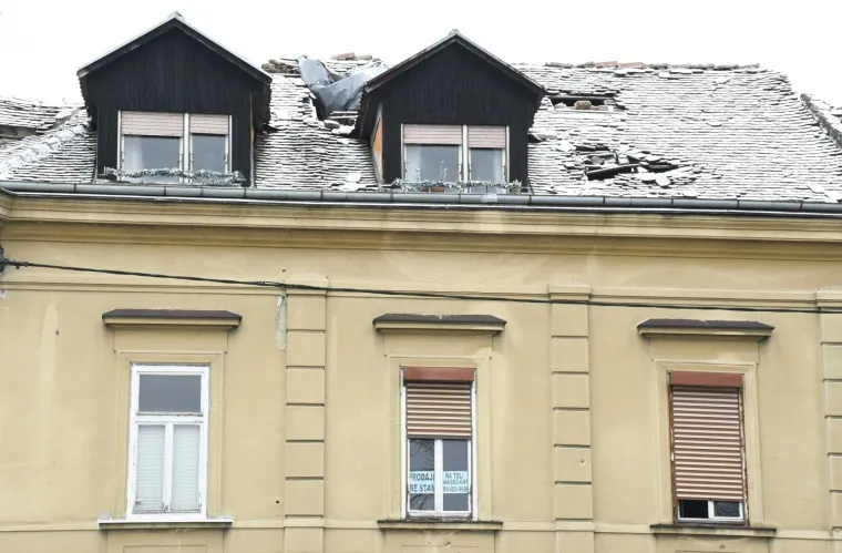 Snijeg pokrio 'ranjene' Sisačke krovove