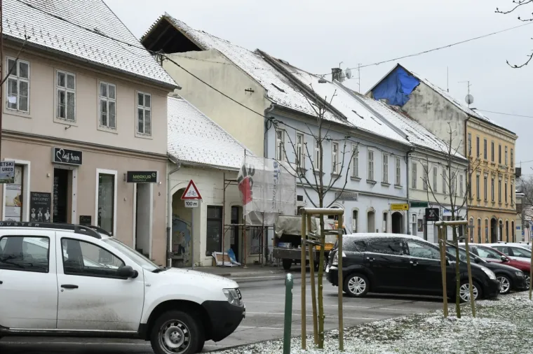Snijeg pokrio 'ranjene' Sisačke krovove