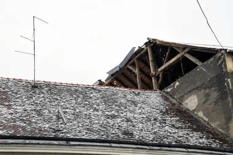 Snijeg pokrio 'ranjene' Sisačke krovove