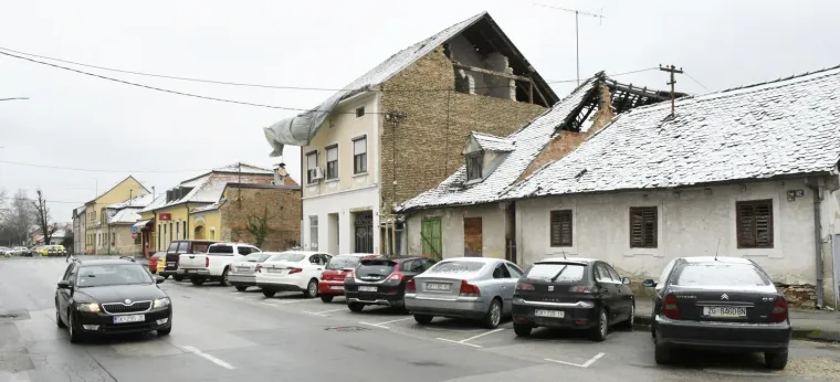 Snijeg pokrio 'ranjene' Sisačke krovove