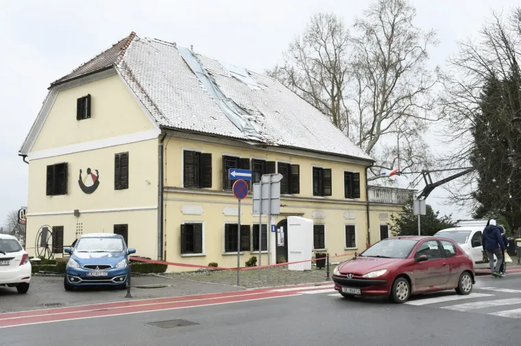 Snijeg pokrio 'ranjene' Sisačke krovove