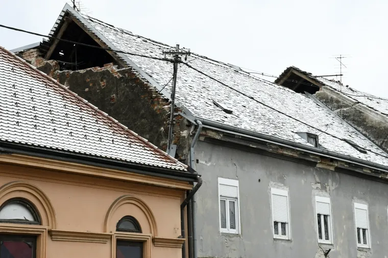 Snijeg pokrio 'ranjene' Sisačke krovove