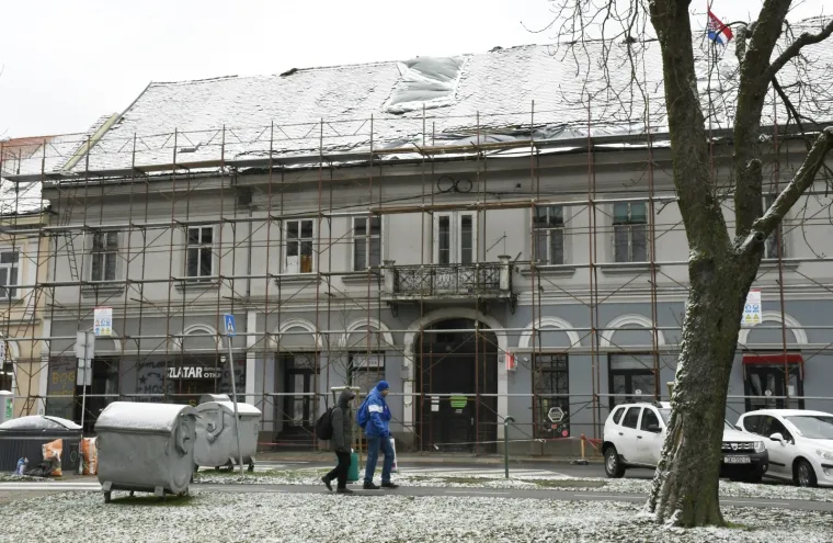 Snijeg pokrio 'ranjene' Sisačke krovove