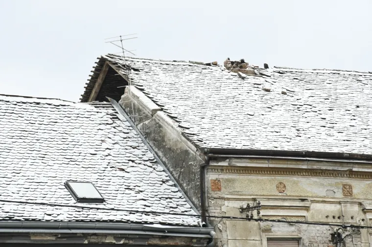 Snijeg pokrio 'ranjene' Sisačke krovove