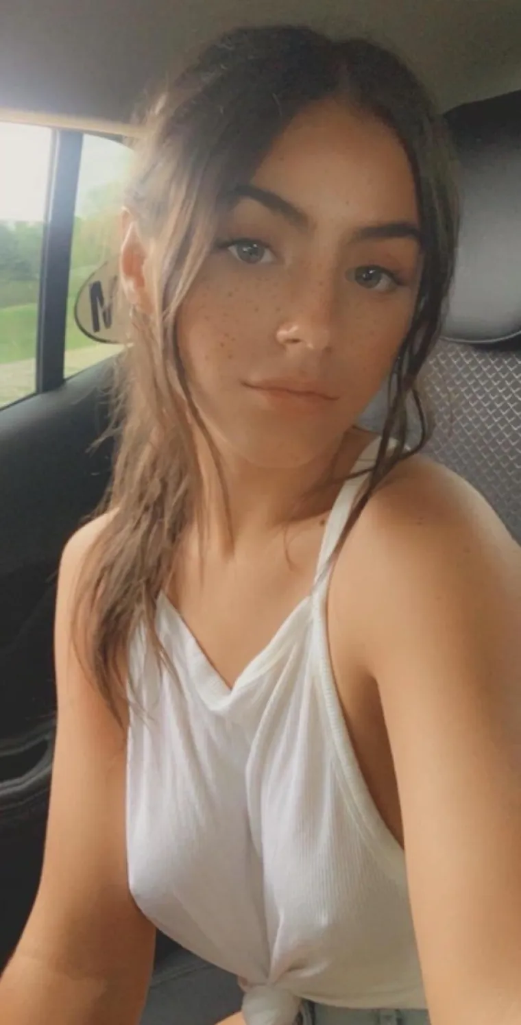 Kako bi zadovoljile formu, navukle su samo tanku, bijelu majicu koja ne pokriva ni&scaron;ta