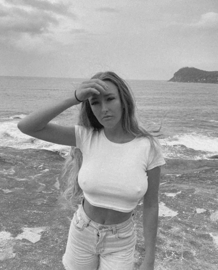 Kako bi zadovoljile formu, navukle su samo tanku, bijelu majicu koja ne pokriva ni&scaron;ta