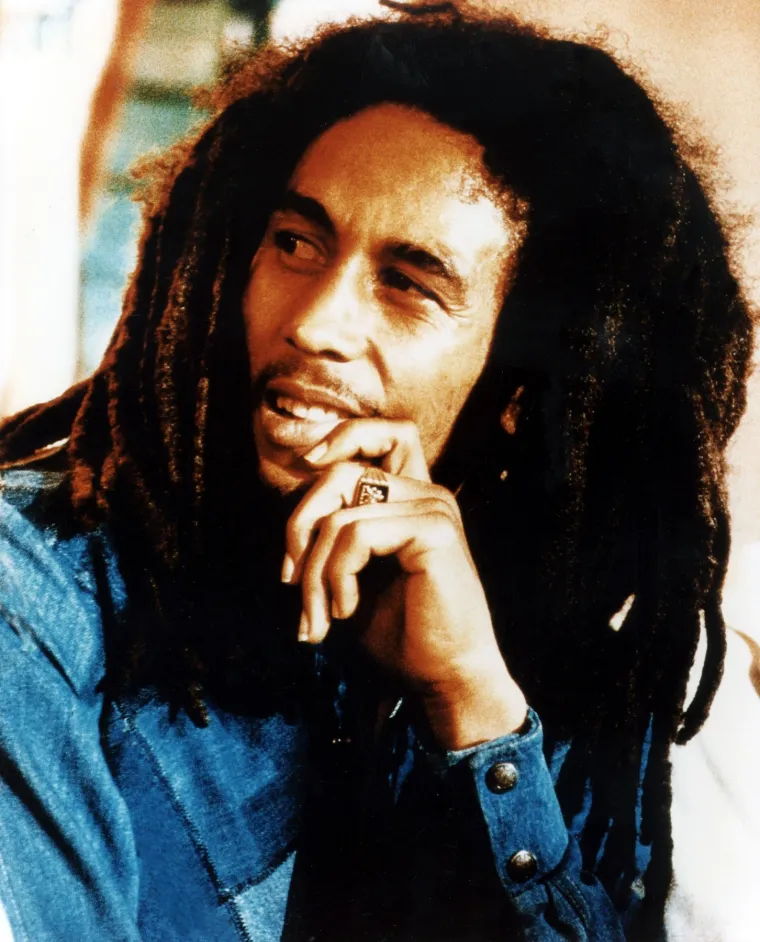 Bob Marley, ikona reggaea, osim po svojoj glazbi bio je poznat i po svojim paralelnim ljubavnim odnosima. Naime, kako je često znao biti s više žena u isto vrijeme, dogodilo mu se da je u roku četiri tjedna postao otac troje djece. Sveukupno, otac je trinaestero djece, od kojih su samo troje posvojeni. 