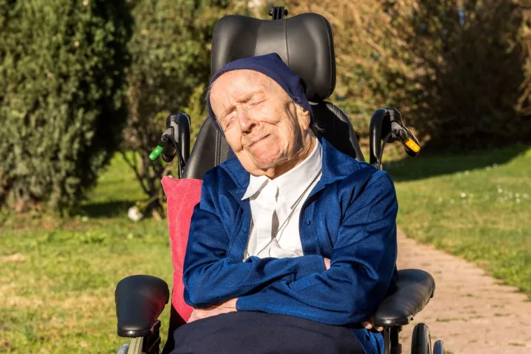 Izolirala se od ostalih štićenika u svome domu umirovljenika u Toulonu na jugu Francuske, ali sada se smatra potpuno oporavljenom, piše BBC.