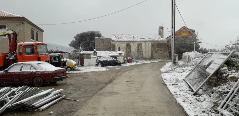 Snijeg u Dalmaciji: Pahulje zabijelile Vis, Bi&scaron;evo, Korčulu...