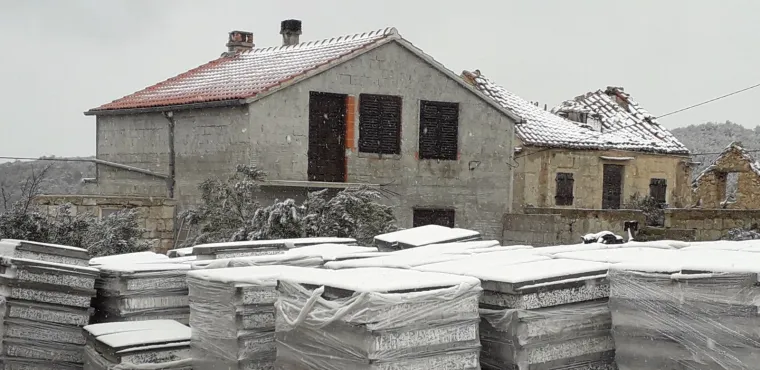 Snijeg u Dalmaciji: Pahulje zabijelile Vis, Bi&scaron;evo, Korčulu...