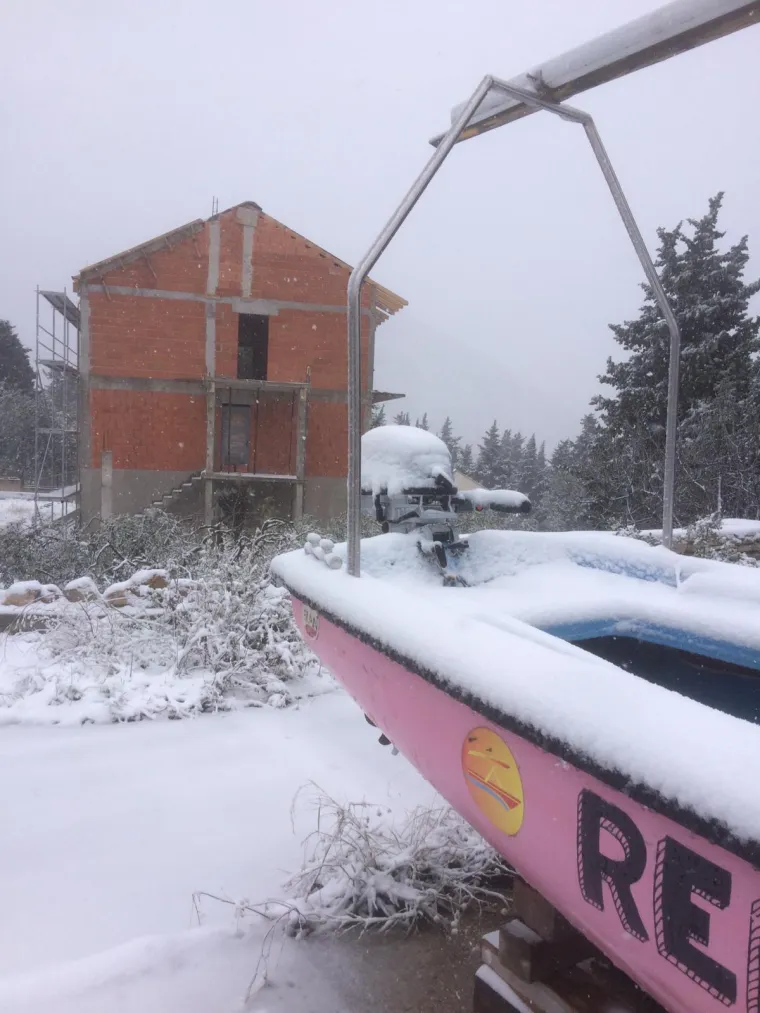 Snijeg u Dalmaciji: Pahulje zabijelile Vis, Bi&scaron;evo, Korčulu...