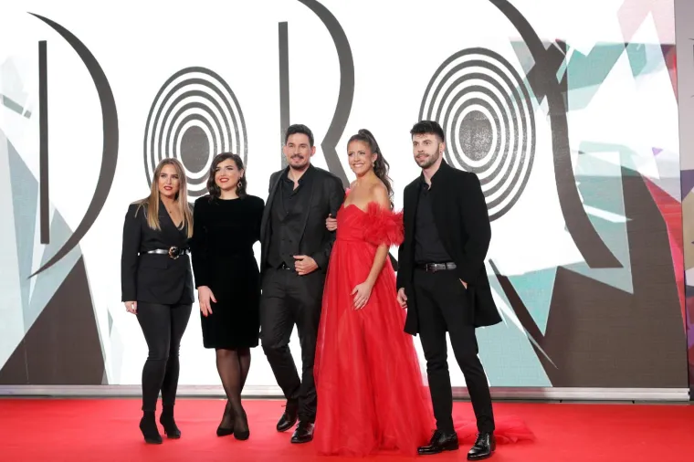 CETINSKOG JE TE&Scaron;KO OBJASNITI, MIA NEGOVETIĆ JE ODRASLA, A HRT-OVA VODITELJICA POMELA HALJINOM: Pogledajte crveni tepih Dore, ima tu svega i svačega