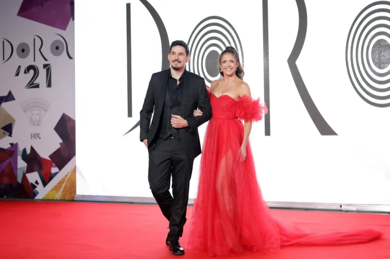 CETINSKOG JE TE&Scaron;KO OBJASNITI, MIA NEGOVETIĆ JE ODRASLA, A HRT-OVA VODITELJICA POMELA HALJINOM: Pogledajte crveni tepih Dore, ima tu svega i svačega