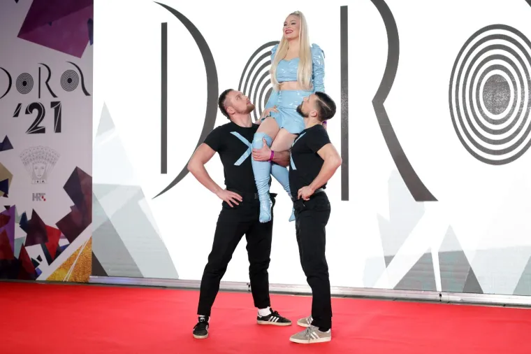 CETINSKOG JE TE&Scaron;KO OBJASNITI, MIA NEGOVETIĆ JE ODRASLA, A HRT-OVA VODITELJICA POMELA HALJINOM: Pogledajte crveni tepih Dore, ima tu svega i svačega