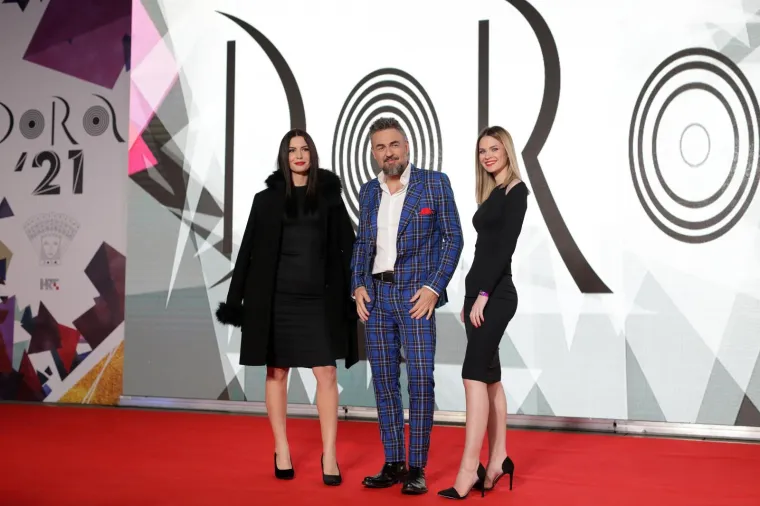 CETINSKOG JE TE&Scaron;KO OBJASNITI, MIA NEGOVETIĆ JE ODRASLA, A HRT-OVA VODITELJICA POMELA HALJINOM: Pogledajte crveni tepih Dore, ima tu svega i svačega