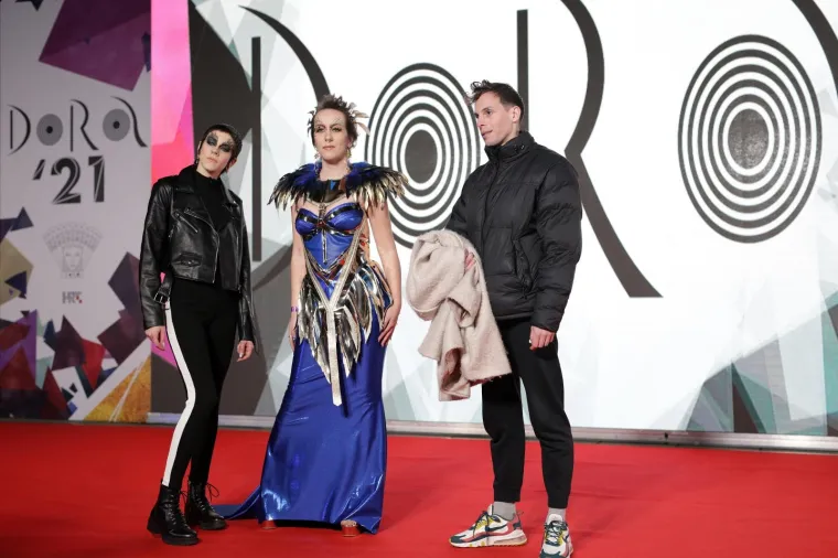 CETINSKOG JE TE&Scaron;KO OBJASNITI, MIA NEGOVETIĆ JE ODRASLA, A HRT-OVA VODITELJICA POMELA HALJINOM: Pogledajte crveni tepih Dore, ima tu svega i svačega