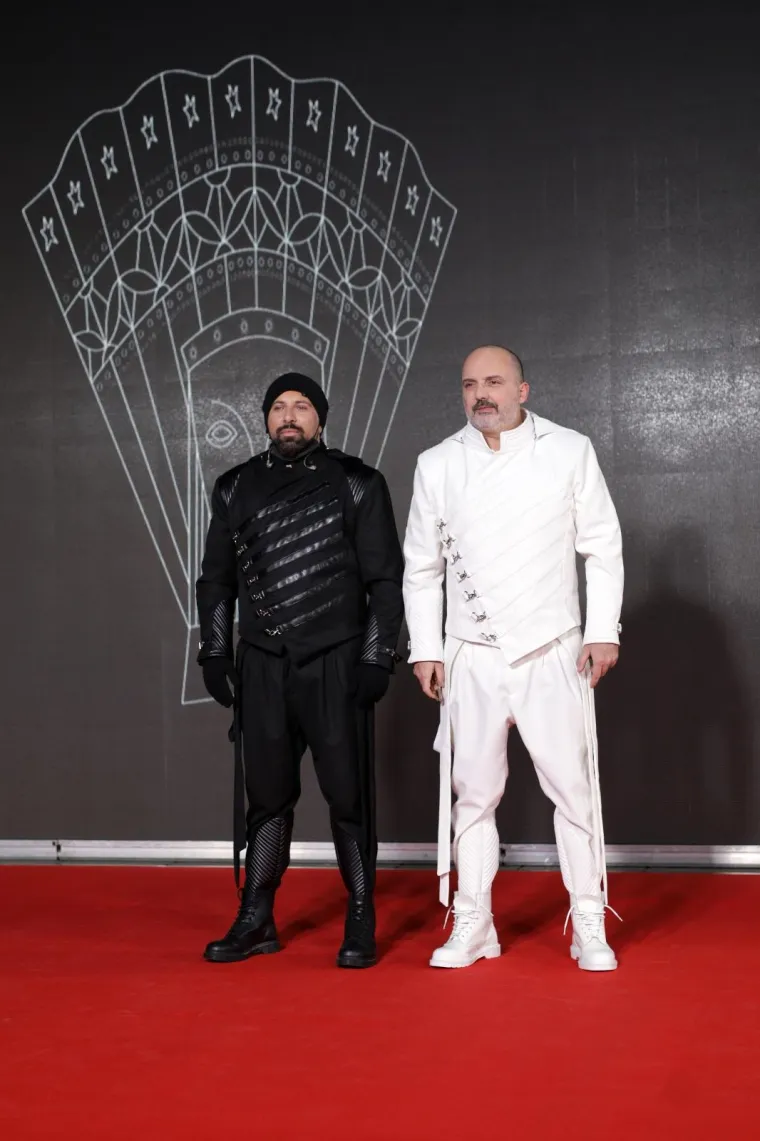 CETINSKOG JE TE&Scaron;KO OBJASNITI, MIA NEGOVETIĆ JE ODRASLA, A HRT-OVA VODITELJICA POMELA HALJINOM: Pogledajte crveni tepih Dore, ima tu svega i svačega