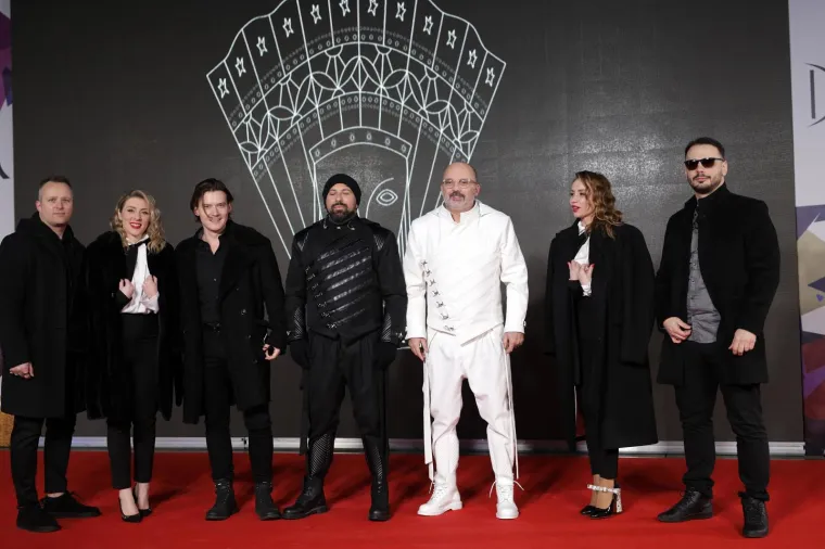 CETINSKOG JE TE&Scaron;KO OBJASNITI, MIA NEGOVETIĆ JE ODRASLA, A HRT-OVA VODITELJICA POMELA HALJINOM: Pogledajte crveni tepih Dore, ima tu svega i svačega