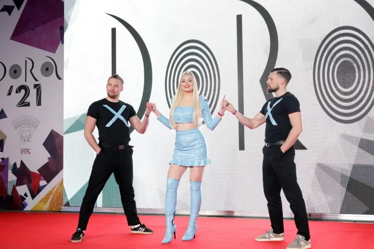 CETINSKOG JE TE&Scaron;KO OBJASNITI, MIA NEGOVETIĆ JE ODRASLA, A HRT-OVA VODITELJICA POMELA HALJINOM: Pogledajte crveni tepih Dore, ima tu svega i svačega