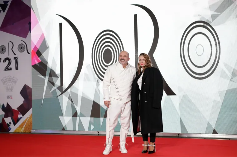 CETINSKOG JE TE&Scaron;KO OBJASNITI, MIA NEGOVETIĆ JE ODRASLA, A HRT-OVA VODITELJICA POMELA HALJINOM: Pogledajte crveni tepih Dore, ima tu svega i svačega