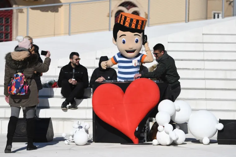 Koroni usprkos, građani su danas slavili ljubav: Pogledajte kako je izgledalo Valentinovo diljem Hrvatske