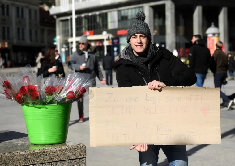 Koroni usprkos, građani su danas slavili ljubav: Pogledajte kako je izgledalo Valentinovo diljem Hrvatske