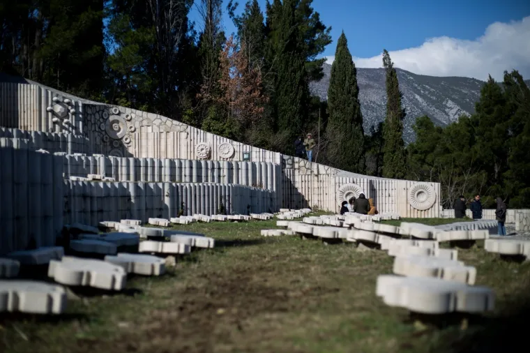 Antifašisti iz Bosne i Hercegovine ali i susjednih država, polaganjem cvijeća i vijenaca na Partizanskom spomen groblju obilježili su Dane antifašizma u Mostaru (BiH).