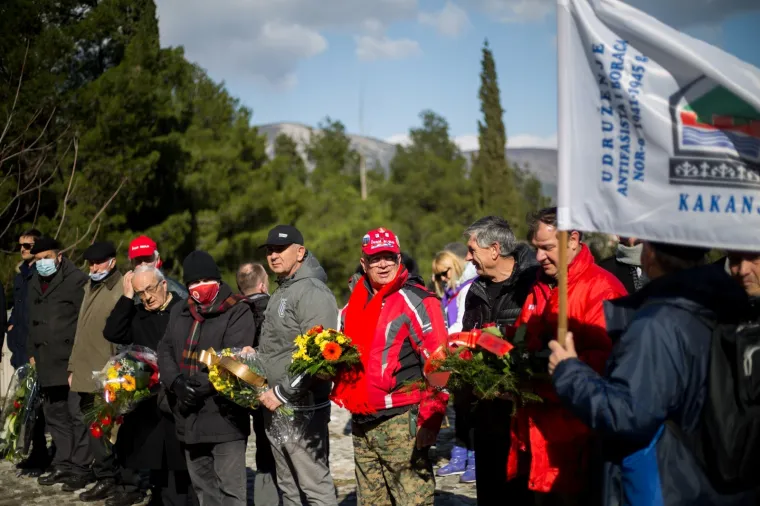 OBILJEŽEN DAN ANTIFA&Scaron;IZMA U MOSTARU: Antifa&scaron;isti položili cvijeće i vijence na Partizanskom spomen groblju