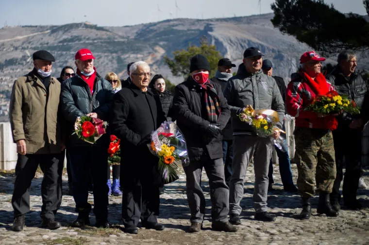OBILJEŽEN DAN ANTIFA&Scaron;IZMA U MOSTARU: Antifa&scaron;isti položili cvijeće i vijence na Partizanskom spomen groblju