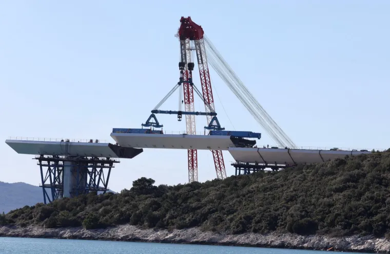 Prvi stup Pelje&scaron;kog mosta  spojen je s kopnom