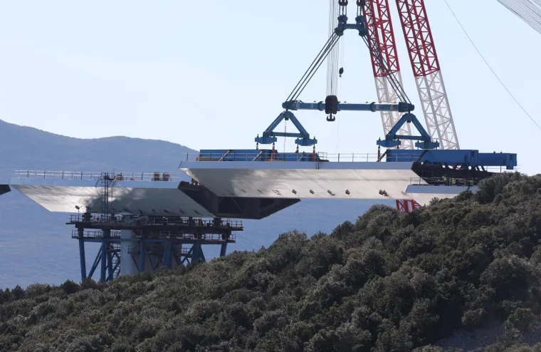 Prvi stup Pelje&scaron;kog mosta  spojen je s kopnom