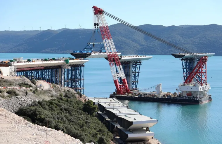 Prvi stup Pelje&scaron;kog mosta  spojen je s kopnom