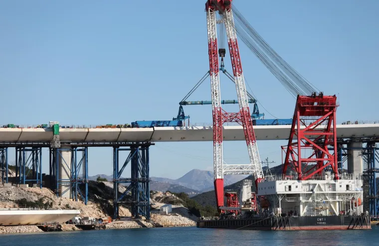 Prvi stup Pelje&scaron;kog mosta  spojen je s kopnom