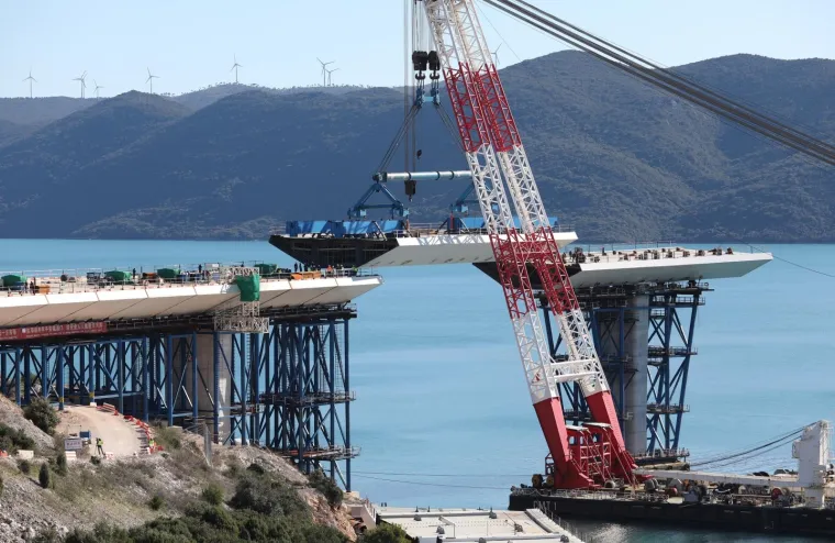 Prvi stup Pelje&scaron;kog mosta  spojen je s kopnom