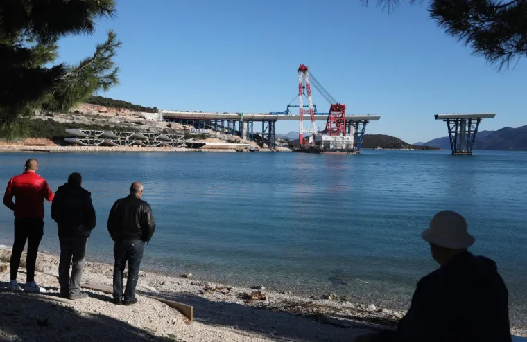 Prvi stup Pelje&scaron;kog mosta  spojen je s kopnom