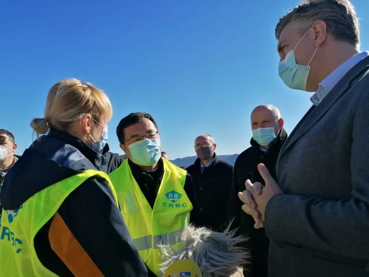 Premijer Plenković obi&scaron;ao je radove na Pelje&scaron;kom mostu: 'Očekujemo da most bude spojen do kraja godine'