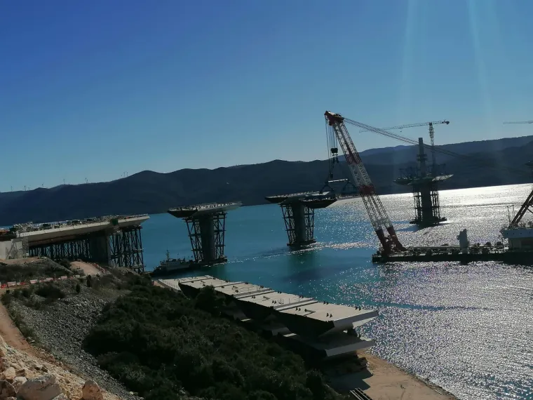 Premijer Plenković obi&scaron;ao je radove na Pelje&scaron;kom mostu: 'Očekujemo da most bude spojen do kraja godine'