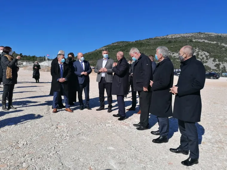 Premijer Plenković obi&scaron;ao je radove na Pelje&scaron;kom mostu: 'Očekujemo da most bude spojen do kraja godine'