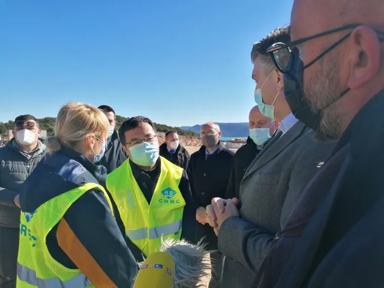 Premijer Plenković obi&scaron;ao je radove na Pelje&scaron;kom mostu: 'Očekujemo da most bude spojen do kraja godine'